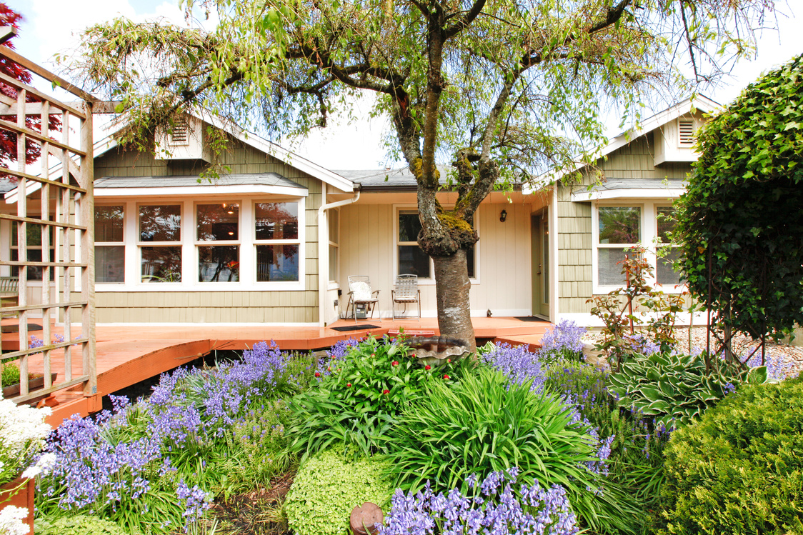 House exterior with curb appeal